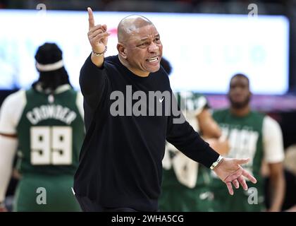 Milwaukee, USA. Februar 2024. Doc Rivers, Cheftrainer von Milwaukee Bucks, reagiert während des regulären NBA-Saisonspiels zwischen den Minnesota Timberwolves und den Milwaukee Bucks am 8. Februar 2024 in Chicago. Quelle: Joel Lerner/Xinhua/Alamy Live News Stockfoto