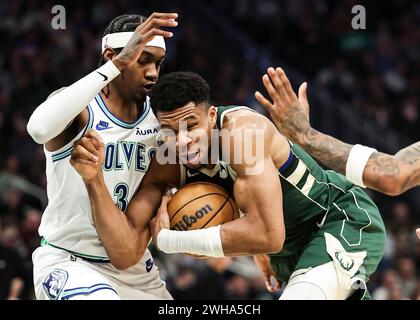 Milwaukee, USA. Februar 2024. Giannis Antetokounmpo (R) von Milwaukee Bucks tritt während des regulären NBA-Saisonspiels zwischen den Minnesota Timberwolves und den Milwaukee Bucks am 8. Februar 2024 in Chicago an. Quelle: Joel Lerner/Xinhua/Alamy Live News Stockfoto