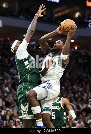 Milwaukee, USA. Februar 2024. Anthony Edwards (R) von Minnesota Timberwolves fährt während des regulären NBA-Saisonspiels zwischen den Minnesota Timberwolves und den Milwaukee Bucks in Chicago, USA, am 8. Februar 2024 in den Korb. Quelle: Joel Lerner/Xinhua/Alamy Live News Stockfoto