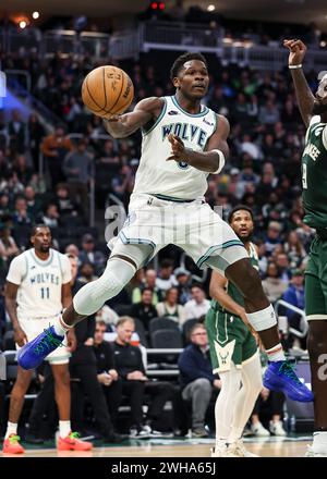 Milwaukee, USA. Februar 2024. Anthony Edwards aus Minnesota Timberwolves wirft einen Pass während des regulären NBA-Saisonspiels zwischen den Minnesota Timberwolves und den Milwaukee Bucks in Chicago, USA, am 8. Februar 2024. Quelle: Joel Lerner/Xinhua/Alamy Live News Stockfoto