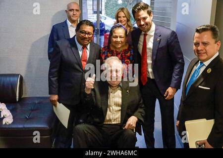 Rigoberta Menchu Tum, Ehemaliger Friedensnobelpreis Besuch Mexiko 7. Februar 2024, Mexiko-Stadt, Mexiko: Rigoberta Menchu Tum, ehemaliger Friedensnobelpreisträger mit Victor Gonzalez, Gründungspräsident der Farmacias Doctor Simi und Exekutivvorsitzender derselben Stiftung, Victor Gonzalez Herrera bei der Unterzeichnung des Kooperationsvertrags. Mexiko-Stadt Mexiko Copyright: XLuisxBarronxxxEyepixxGroupx Stockfoto