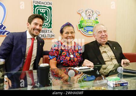 Rigoberta Menchu Tum, Ehemaliger Friedensnobelpreis Besuch Mexiko 7. Februar 2024, Mexiko-Stadt, Mexiko: Rigoberta Menchu Tum, ehemaliger Friedensnobelpreisträger mit Victor Gonzalez, Gründungspräsident der Farmacias Doctor Simi und Exekutivvorsitzender derselben Stiftung, Victor Gonzalez Herrera bei der Unterzeichnung des Kooperationsvertrags. Mexiko-Stadt Mexiko Copyright: XLuisxBarronxxxEyepixxGroupx Stockfoto