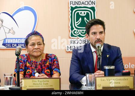 Rigoberta Menchu Tum, ehemaliger Friedensnobelpreis Besuchen Sie Mexiko 7. Februar 2024 in Mexiko-Stadt, Mexiko: Rigoberta Menchu Tum, ehemaliger Friedensnobelpreis und Exekutivvorsitzender der Gruppe für ein besseres Land, Victor Gonzalez Herrera während des Treffens zur Vereinbarung mit der Rigoberta Menchu Tum Foundation. Mexiko-Stadt Mexiko Copyright: XLuisxBarronxxxEyepixxGroupx Stockfoto