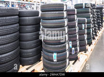 Samara, Russland - 21. April 2023: Neue Sommerreifen zum Verkauf in einem Supermarkt aufgestapelt Stockfoto