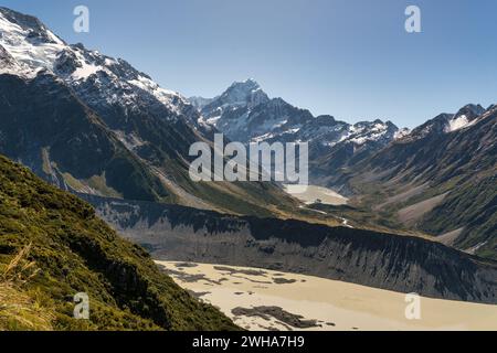 Blick vom Sealy Tarns Walk im Aoraki Mt Cook National Park zum Hooker Valley Track darunter Stockfoto