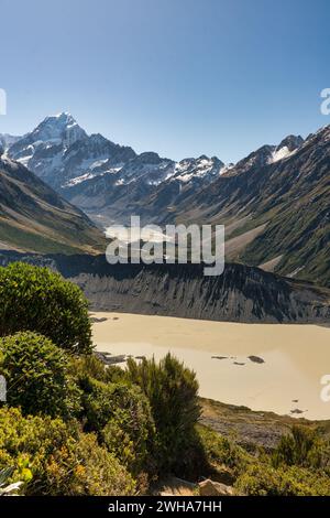 Blick vom Sealy Tarns Walk im Aoraki Mt Cook National Park zum Hooker Valley Track darunter Stockfoto