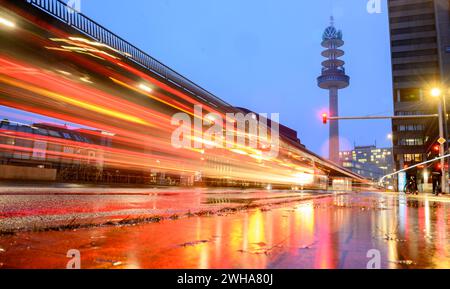 Hannover, Deutschland. Februar 2024. Der ehemalige Telemoritz-Fernsehturm (auch VW-Turm genannt) befindet sich in der Raschplatzhochstraße. Der 1959 erbaute und 141 Meter hohe Turm ist seit 2000 im Besitz von Volkswagen Nutzfahrzeugen. Medienberichten zufolge wird der Abriss des Turms in Erwägung gezogen. Quelle: Julian Stratenschulte/dpa/Alamy Live News Stockfoto