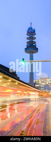 Hannover, Deutschland. Februar 2024. Der ehemalige Telemoritz-Fernsehturm (auch VW-Turm genannt) befindet sich in der Raschplatzhochstraße. Der 1959 erbaute und 141 Meter hohe Turm ist seit 2000 im Besitz von Volkswagen Nutzfahrzeugen. Medienberichten zufolge wird der Abriss des Turms in Erwägung gezogen. Quelle: Julian Stratenschulte/dpa/Alamy Live News Stockfoto