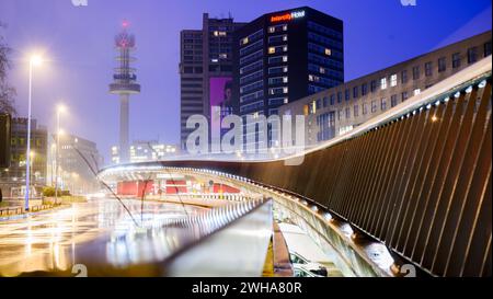 Hannover, Deutschland. Februar 2024. Der ehemalige Telemoritz-Fernsehturm (auch VW-Turm genannt) befindet sich in der Raschplatzhochstraße. Der 1959 erbaute und 141 Meter hohe Turm ist seit 2000 im Besitz von Volkswagen Nutzfahrzeugen. Medienberichten zufolge wird der Abriss des Turms in Erwägung gezogen. Quelle: Julian Stratenschulte/dpa/Alamy Live News Stockfoto