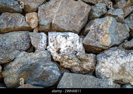 Die Steinmauern in einem armen Dorf in der Türkei. Stockfoto