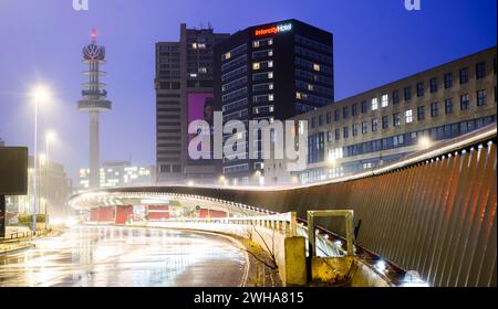 Hannover, Deutschland. Februar 2024. Der ehemalige Telemoritz-Fernsehturm (auch VW-Turm genannt) befindet sich in der Raschplatzhochstraße. Der 1959 erbaute und 141 Meter hohe Turm ist seit 2000 im Besitz von Volkswagen Nutzfahrzeugen. Medienberichten zufolge wird der Abriss des Turms in Erwägung gezogen. Quelle: Julian Stratenschulte/dpa/Alamy Live News Stockfoto