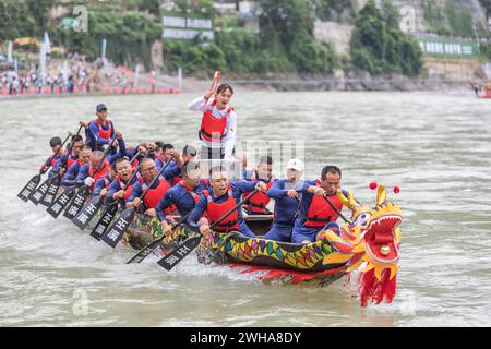 Peking, China. Juni 2023. Die Teilnehmer treten am 22. Juni 2023 bei einem Drachenboot-Rennen in der südwestchinesischen Gemeinde Chongqing an. Quelle: Huang Wei/Xinhua/Alamy Live News Stockfoto