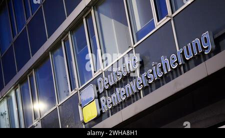 Hannover, Deutschland. Februar 2024. Die Aufschrift „Deutsche Rentenversicherung“ steht auf dem Vordach einer deutschen Rentenversicherungsberatungsstelle. Quelle: Julian Stratenschulte/dpa/Alamy Live News Stockfoto