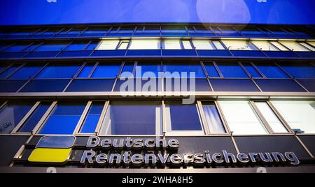 Hannover, Deutschland. Februar 2024. Die Aufschrift „Deutsche Rentenversicherung“ steht auf dem Vordach einer deutschen Rentenversicherungsberatungsstelle. Quelle: Julian Stratenschulte/dpa/Alamy Live News Stockfoto
