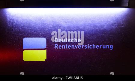 Hannover, Deutschland. Februar 2024. Die Aufschrift „Deutsche Rentenversicherung“ ist auf dem Eingangsschild einer Beratungsstelle der Deutschen Rentenversicherung zu sehen. Quelle: Julian Stratenschulte/dpa/Alamy Live News Stockfoto