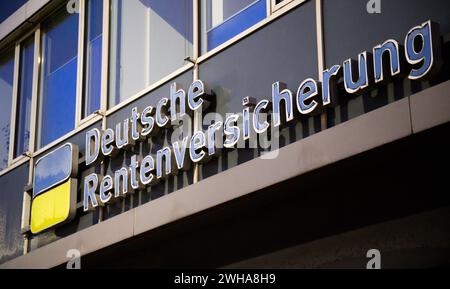 Hannover, Deutschland. Februar 2024. Die Aufschrift „Deutsche Rentenversicherung“ steht auf dem Vordach einer deutschen Rentenversicherungsberatungsstelle. Quelle: Julian Stratenschulte/dpa/Alamy Live News Stockfoto