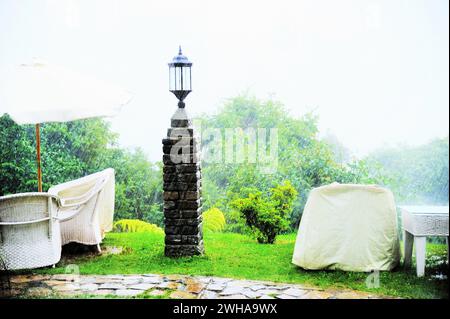 Tisch und Stühle im Regen, Elgin Mount Pandim Hotel, Pemayangtse, Pelling, Sikkim, Indien, Asien Stockfoto