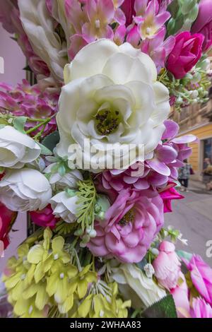 Blick auf einen Blumenstrauß mit verschiedenfarbigen Rosen in Nahaufnahme während des Tages Stockfoto