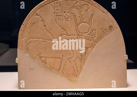 Stela mit Hathor als Kuh, Kalkstein, 18. Dynastie, Mentuhotep II Tempel, Deir el-Bahari, Theben, Ägypten, Sammlung des British Museum Stockfoto