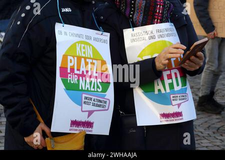 Demo gegen Hass und Hetze - Kundgebung gegen die AfD und Rechtsextremismus - DE, Deutschland, Eschwege, 27.01.2024 - Eschwege: sechs shundertundfünfzig Menschen protestieren im Rahmen einer Kundgebung vor dem Rathaus auf dem Eschweger Marktplatz gegen die AfD und Rechtsextremismus unter dem Motto ãDer Werra-Meißner-Kreis bleibt bunt C Gemeinsam gegen Hass und HetzeÒ, die vom Aktionsbündnis ãBunt statt BraunÒ ausgerichtet wurde. Hauptauslöser der zahlreichen Demonstrationen gegen die AfD waren die Recherchen von CORRECTIV Recherchen für die Gesellschaft gemeinnützige GmbH. Demoschil Stockfoto