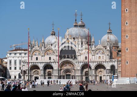 Campanile di San Marco (Markuscampanile) Mittelbyzantinische, romanische und gotische Hauptfassade der Basilika Cattedrale Patriarcale di San Marco (P Stockfoto