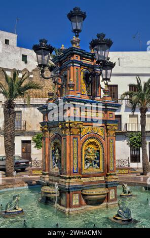 Brunnen an der Plaza de España, zentraler Platz in Vejer da la Frontera, Andalusien, Provinz Cadiz, Spanien Stockfoto