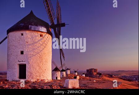 Windmühlen, Schloss La Muela auf dem Hügel Cresteria Manchega bei Sonnenaufgang, in der Nähe von Consuegra, Kastilien La Mancha, Spanien Stockfoto