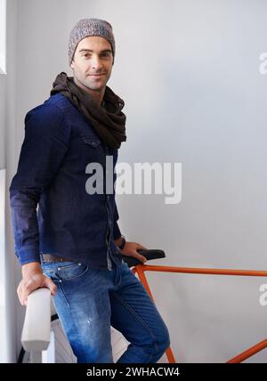 Porträt, Mode und Fahrrad mit Mann in der Treppe der Wohnung für Reisen, Transport oder Pendeln. Home, Nachhaltigkeit und emissionsfreies Fahrrad mit Stockfoto