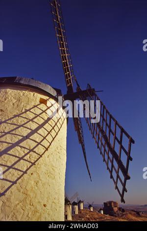 Windmühlen auf dem Hügel Cresteria Manchega in der Nähe von Consuegra bei Sonnenaufgang, Castile La Mancha, Spanien Stockfoto