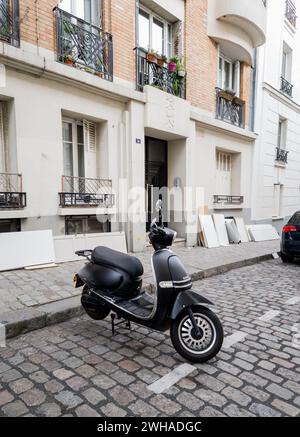 Paris, Frankreich, 09. Februar 2024 - Oldtimer-Roller auf den Straßen Europas. Klassisches Motorrad Stockfoto