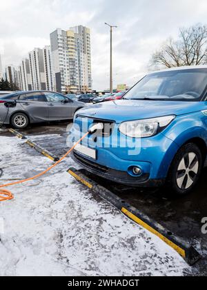 Minsk, Weißrussland, 9. Februar 2024 - Elektroauto KIA-Ladung auf Parkplätzen, Technologie Elektrofahrzeug-Konzept Stockfoto