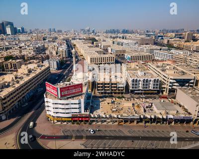 Dubai, Vereinigte Arabische Emirate - 19. April 2021: Dubai Za'abeel Viertel, wo traditionelle arabische Häuser und eine Moschee als zeitlose Erinnerung stehen Stockfoto