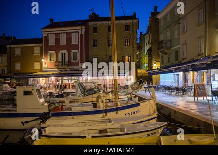 Cres, Kroatien - 24. Oktober 2022: Boote im Hafen von Cres (Kroatien) nach Sonnenuntergang Stockfoto