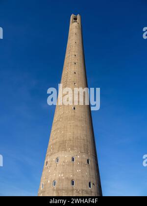 Niedrigpunkt-Aufnahme des berühmten National Lift Tower in Northampton, Großbritannien; eröffnet im Jahr 1982, ist er heute ein Zentrum für wohltätige Abseilungen. Stockfoto