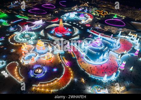 Harbin, Chinas Provinz Heilongjiang. Dezember 2023 31. Ein Foto der Drohne zeigt die Harbin Ice-Snow World in Harbin, nordöstlicher chinesischer Provinz Heilongjiang, 31. Dezember 2023. ZUM BEISPIEL: China Focus: Harbins Ass Eis-und-Schnee-Gastgeber teilt sich an City's Success“ Credit: Zhang Tao/Xinhua/Alamy Live News Stockfoto