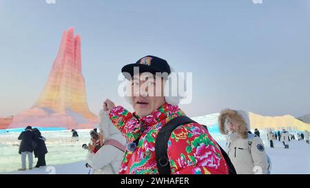 Harbin, Chinas Provinz Heilongjiang. Januar 2024. Jiang Kedong stellt am 9. Januar 2024 die Harbin Ice-Snow World in Harbin, nordöstlicher chinesischer Provinz Heilongjiang vor. ZUM BEISPIEL: China Focus: Harbins Ass Eis-und-Schnee-Gastgeber teilt sich an City's Success“ Credit: Zhang Qiming/Xinhua/Alamy Live News Stockfoto