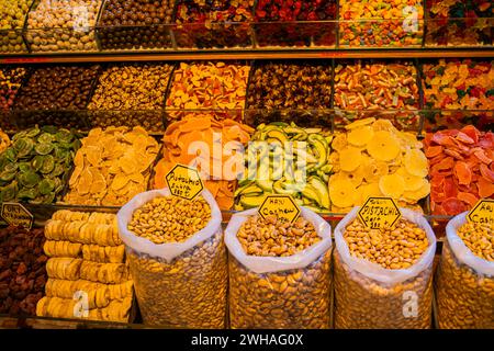 Genießen Sie ein süßes Paradies auf dem Großen Basar mit einer lebhaften Show türkischer Köstlichkeiten, Süßigkeiten und zuckerhaltigen Leckereien. Stockfoto