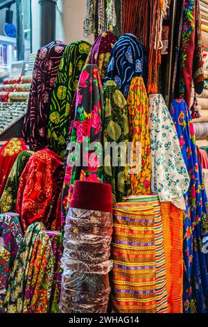 Traditionelle türkische Kleidung auf dem Basar, eine lebendige Ausstellung kultureller Textilien, Muster und Kleidungsstücke, die einen Markt mit verschiedenen Texturen schaffen Stockfoto