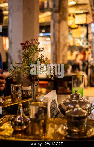 Erkunden Sie die Opulenz eines alten türkischen Kaffeesets, eine Vintage-Ausstellung mit kunstvollen Kupfer- und Keramikgegenständen, die das kulturelle Erbe bewahren. Stockfoto