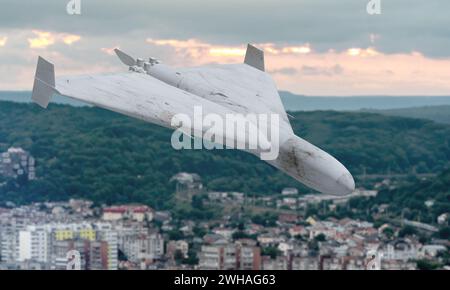 Eine Kamikaze-Kampfdrohne fliegt über städtische Wohngebäude, UAV greift Zivilhäuser und Infrastrukturen an, Krieg in der Ukraine und Russland. Stockfoto