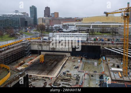 Berlin, Deutschland. Februar 2024. Ein Kran steht in der Baugrube auf der Baustelle des neuen Museums berlin Modern, aus Anlass der Grundsteinlegung für das Museum. Das Haus der Kunst des 20. Jahrhunderts wird im Kulturforum nach Plänen der Schweizer Architekten Herzog & de Meuron errichtet. Es ist derzeit eines der größten Museumsprojekte in Deutschland. Quelle: Monika Skolimowska/dpa/Alamy Live News Stockfoto