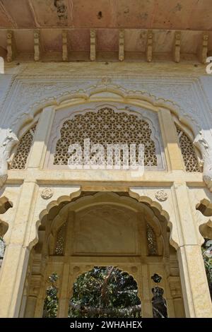 Architektonischer Teil von Gatore Ki Chhatriyan (königliches Krematorium), Jaipur, Rajasthan, Indien Stockfoto