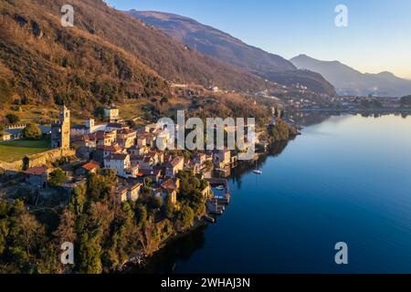 Blick aus der Vogelperspektive bei Sonnenuntergang im Winter auf das mittelalterliche Dorf Corenno Plinio. Dervio, Comer See, Provinz Lecco, Lombardei, Italien. Stockfoto