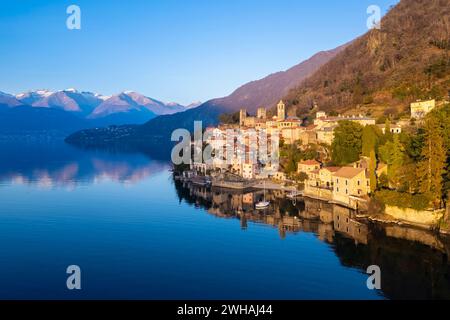 Blick aus der Vogelperspektive bei Sonnenuntergang im Winter auf das mittelalterliche Dorf Corenno Plinio. Dervio, Comer See, Provinz Lecco, Lombardei, Italien. Stockfoto