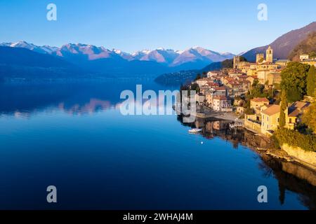 Blick aus der Vogelperspektive bei Sonnenuntergang im Winter auf das mittelalterliche Dorf Corenno Plinio. Dervio, Comer See, Provinz Lecco, Lombardei, Italien. Stockfoto