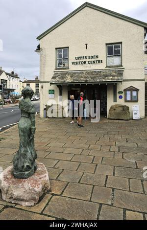 Das Upper Eden Visitor Centre und die Lady Anne Clifford Statue in Kirkby Stephen Town, Cumbria, England Stockfoto