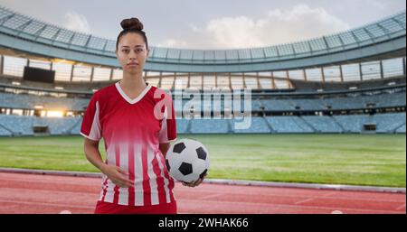 Bild einer birassischen Fußballspielerin über dem Stadion Stockfoto