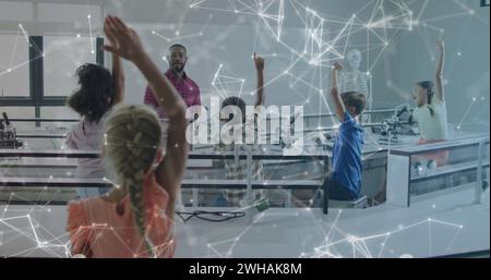 Bild von Netzwerken über glückliche afroamerikanische Lehrer und Schüler, die im Unterricht die Hände heben Stockfoto