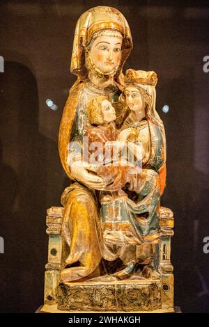 Saint Anne, die Jungfrau und Kind, polychromes Holz, 13. Jahrhundert, Museum in der cilla, 13. Jahrhundert, das als Weingut und Lagerhaus diente, Monaste Stockfoto