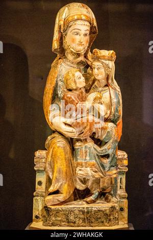 Saint Anne, die Jungfrau und Kind, polychromes Holz, 13. Jahrhundert, Museum in der cilla, 13. Jahrhundert, das als Weingut und Lagerhaus diente, Monaste Stockfoto